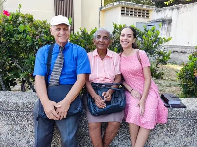 Foto de Gloria de la Hoz y el tío Santiago Vélez y su nieta Ashley Vélez