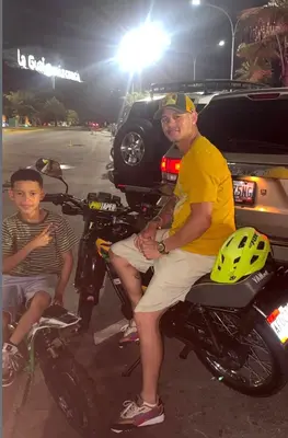 Foto de Leonardo Suárez y su hijo