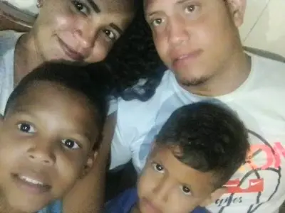 Foto de Anthony, Silvia, Andrés, y arcángel