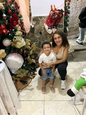Foto de Rosbeli Ulloa y su hijo