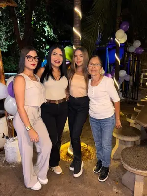 Foto de VALENTINA DA SILVA. VALERIA DA SILVA. JANETH MELINKOFF Y LA SEÑORA IRMA