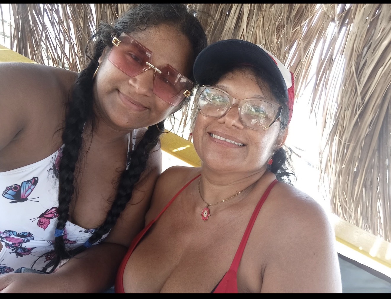 Foto de Cuchita y Gloria Estrada Sanchez